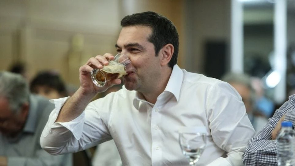 Τσίπρας αντιγράφει Κάρολο – Απίστευτος: Πίνει φρέντο χωρίς καλαμάκι – Εικόνες